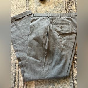 EUC men’s Peter millar pants